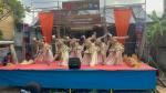 คณะครูนำนักเรียนเข้าร่วมการแสดงบนเวทีและแสดงผลงานในการประดิษฐ์พวงมาลัยมะกรูดใบเตย...